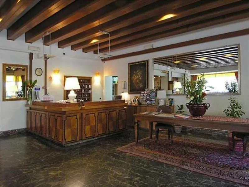 Pinewood Hotel Rom 4*,